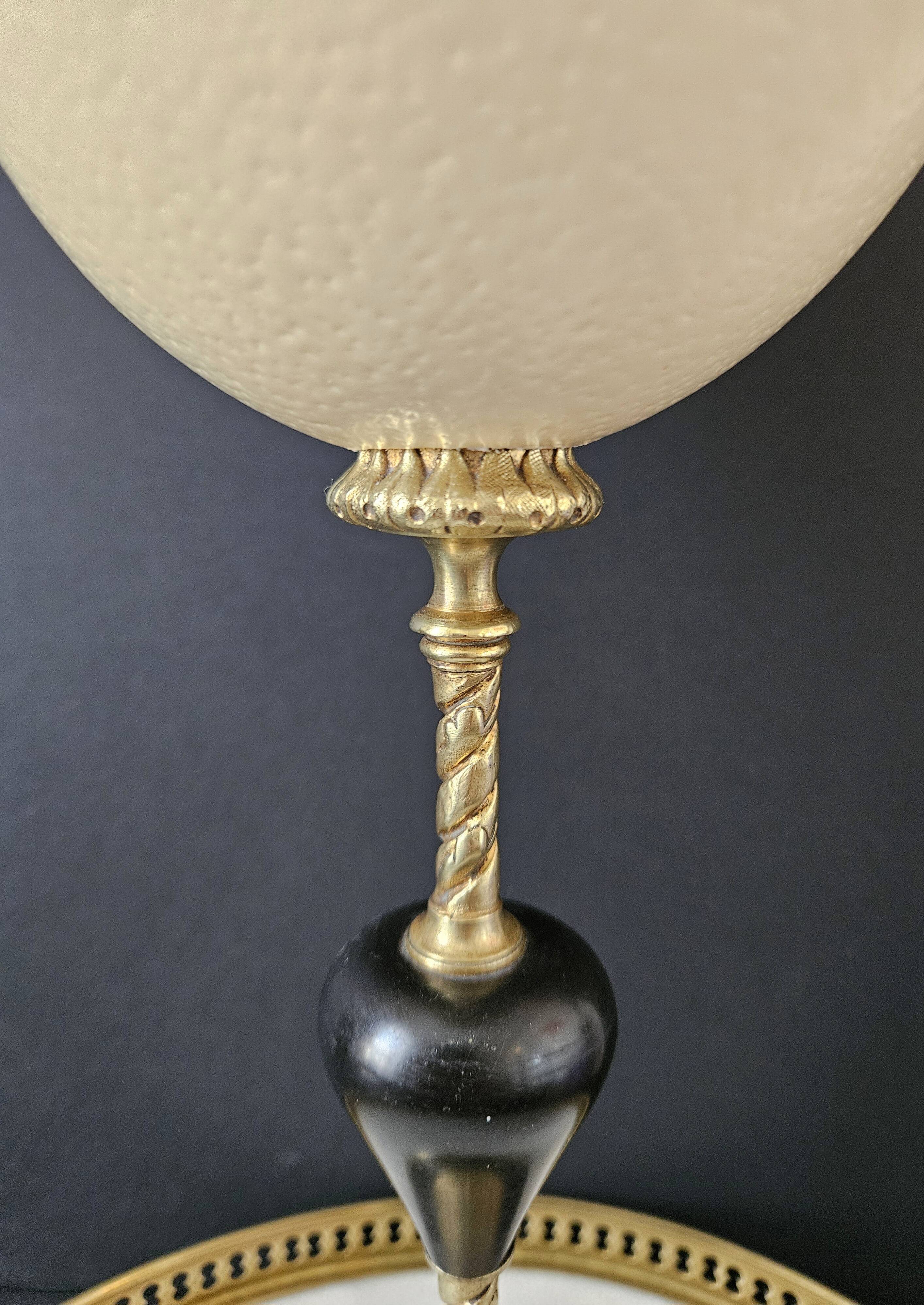 Oeuf d'Autruche, Socle en Laiton/Bronze et Marbre Noir (XIXe - Napoléon III) H: 37 cm | PlaceOddity