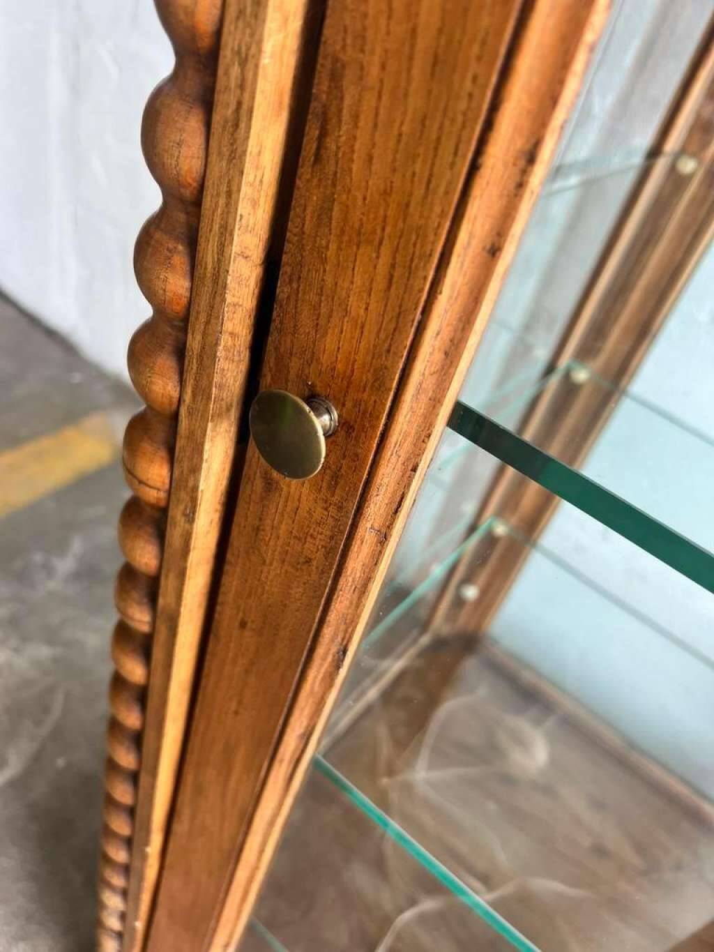 Vitrine vintage en bois avec accent de bobine : verre 4 côtés