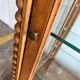 Vitrine vintage en bois avec accent de bobine : verre 4 côtés