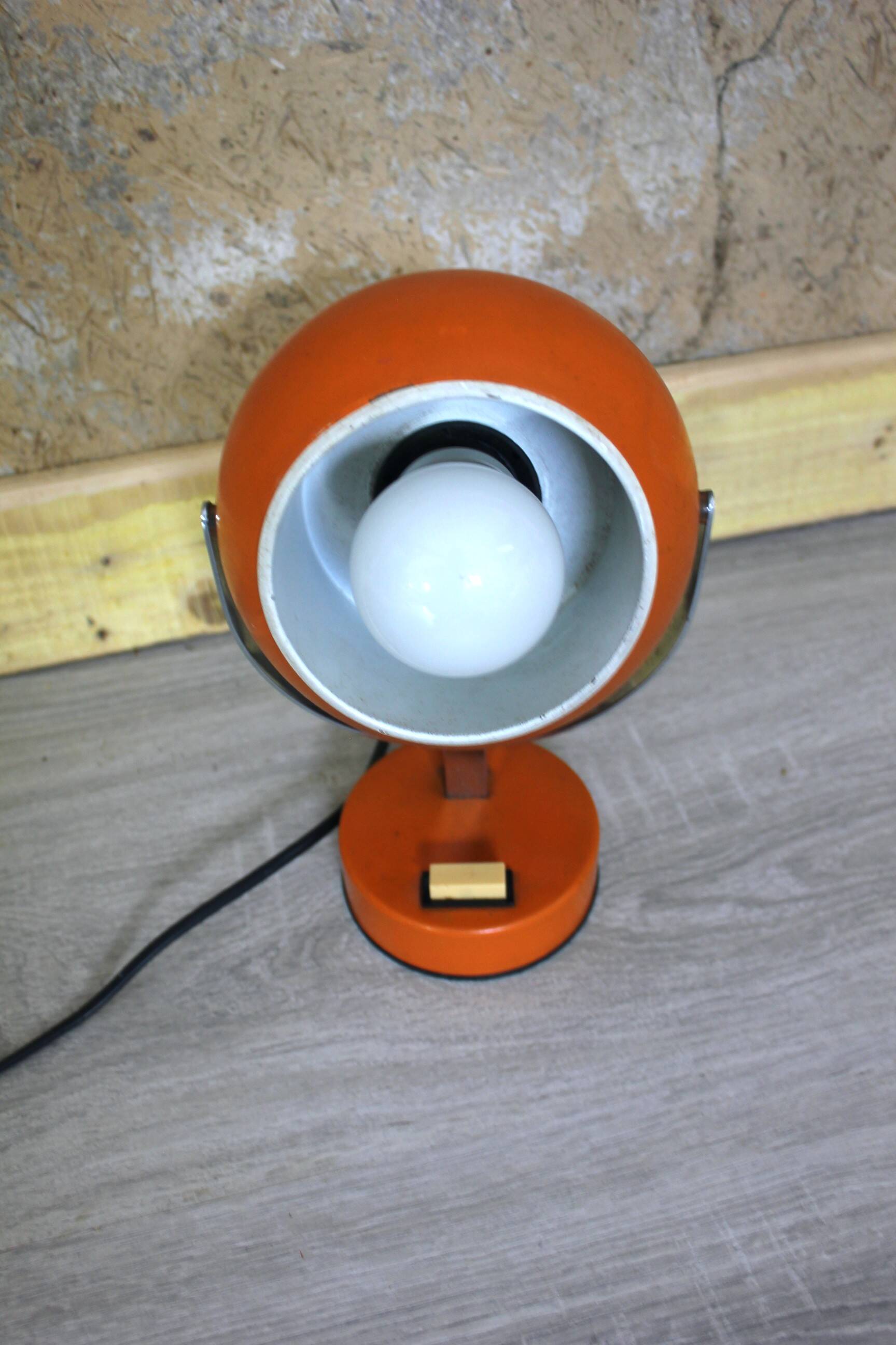 Orange Eyeball lamp, space age vintage from the 60s.