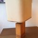 Lampe en bois gravé