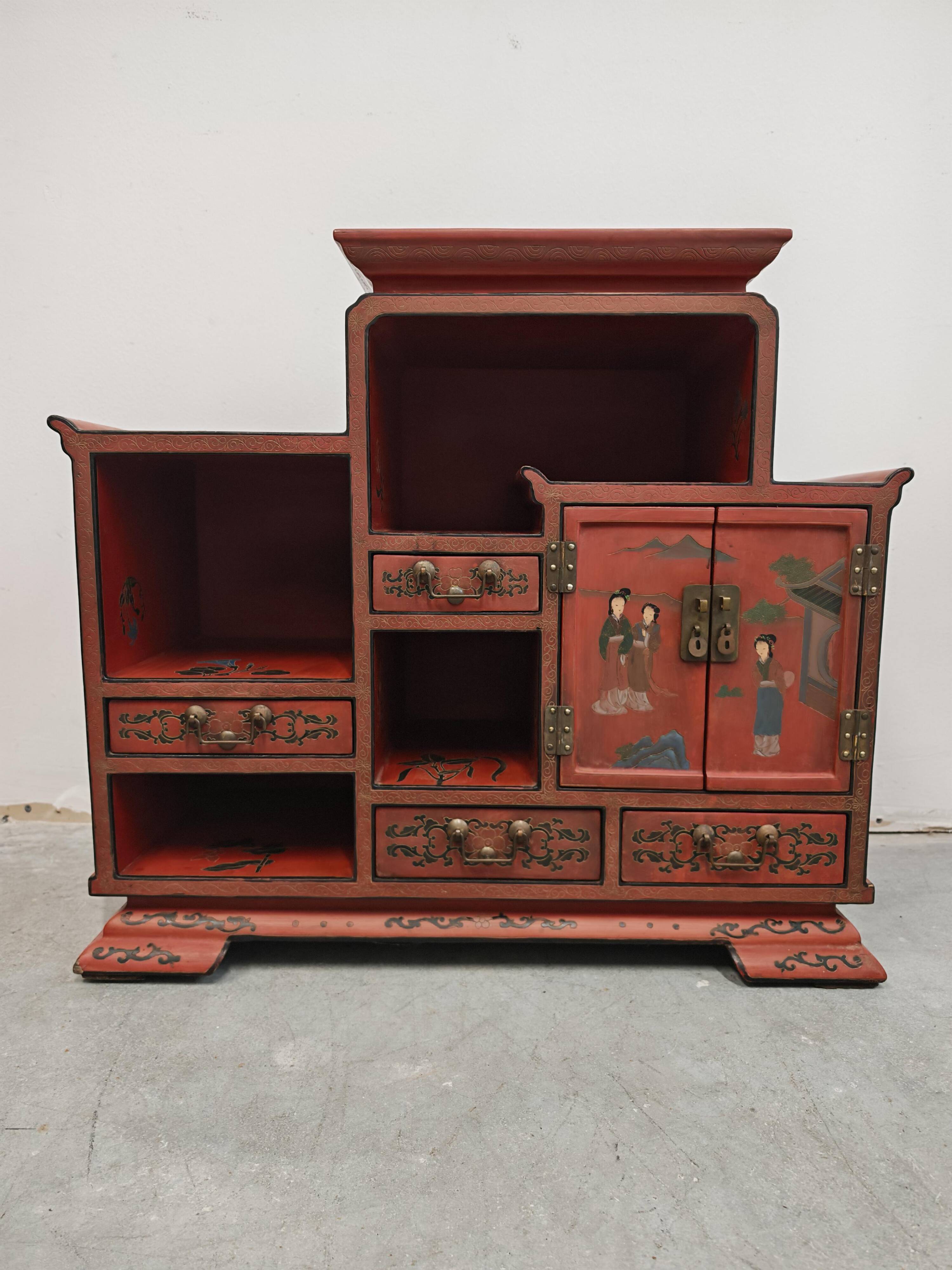 Antique bedside tables in lacquer with hand-painted decorations.