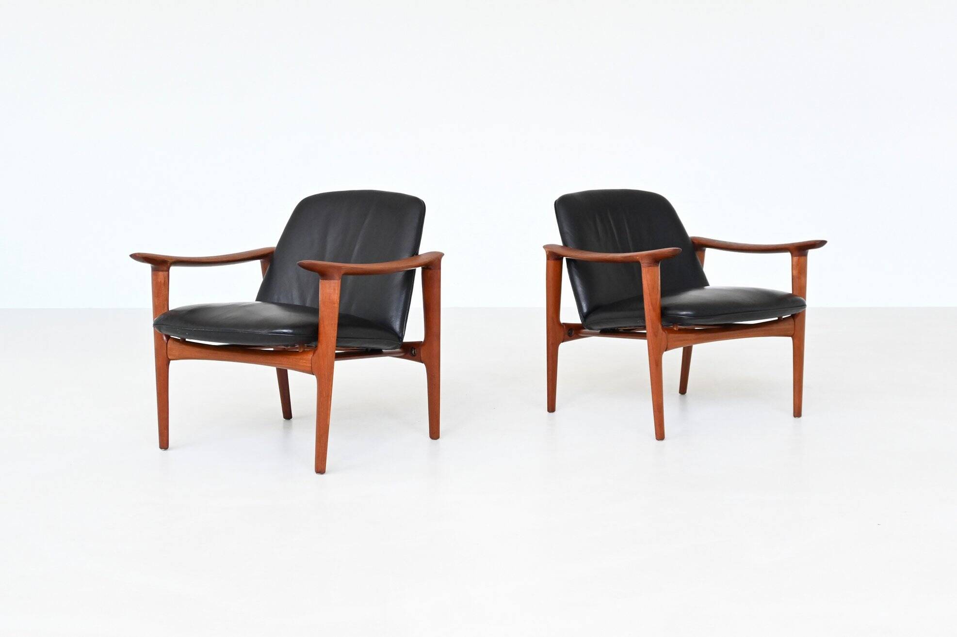 Paire de fauteuils scandinaves en teck et cuir Westnofa Norvège 1960