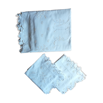 Parure de lit, un drap et deux taies d'oreiller brodés