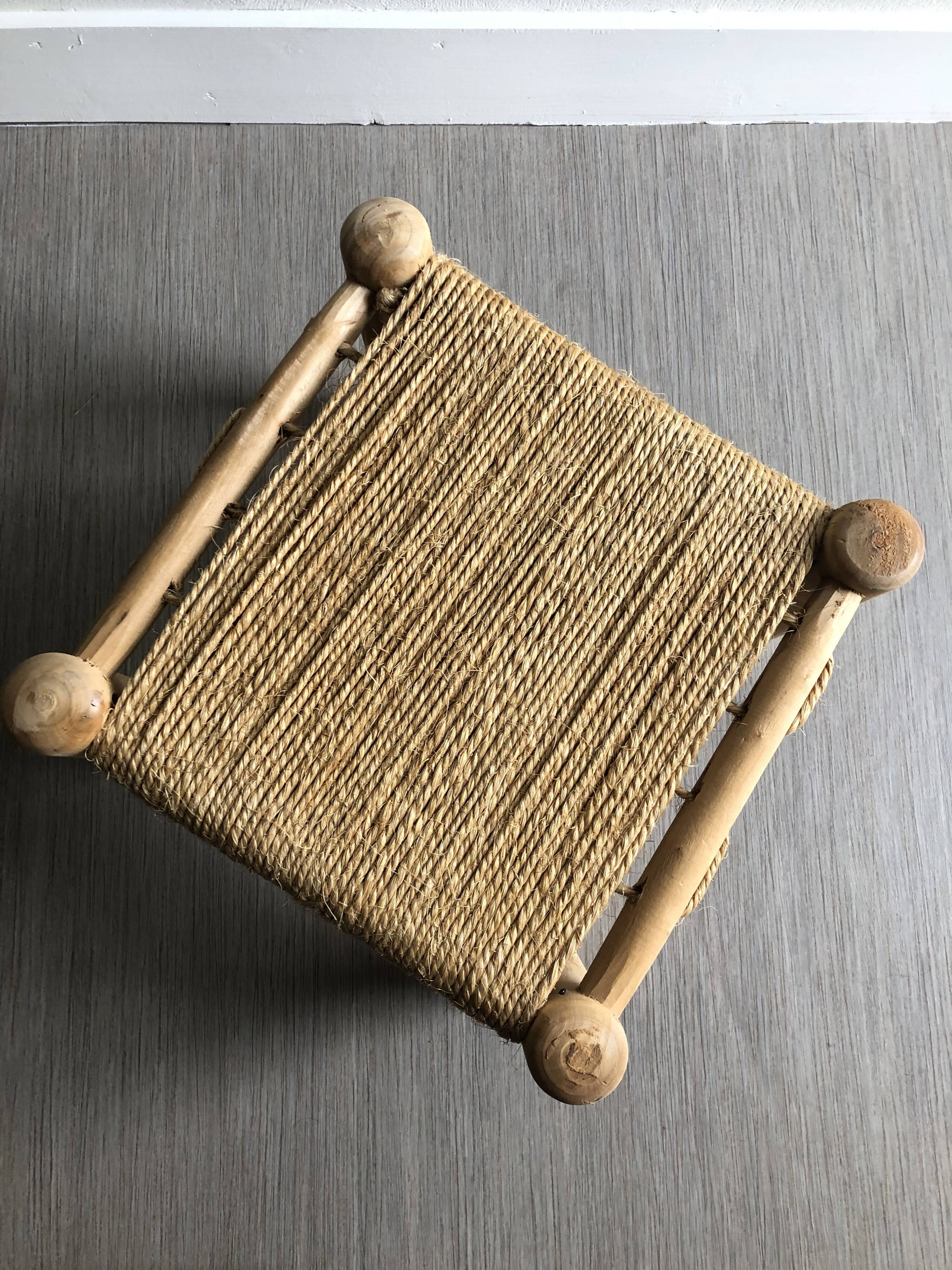 Tabouret minimaliste en bois et corde