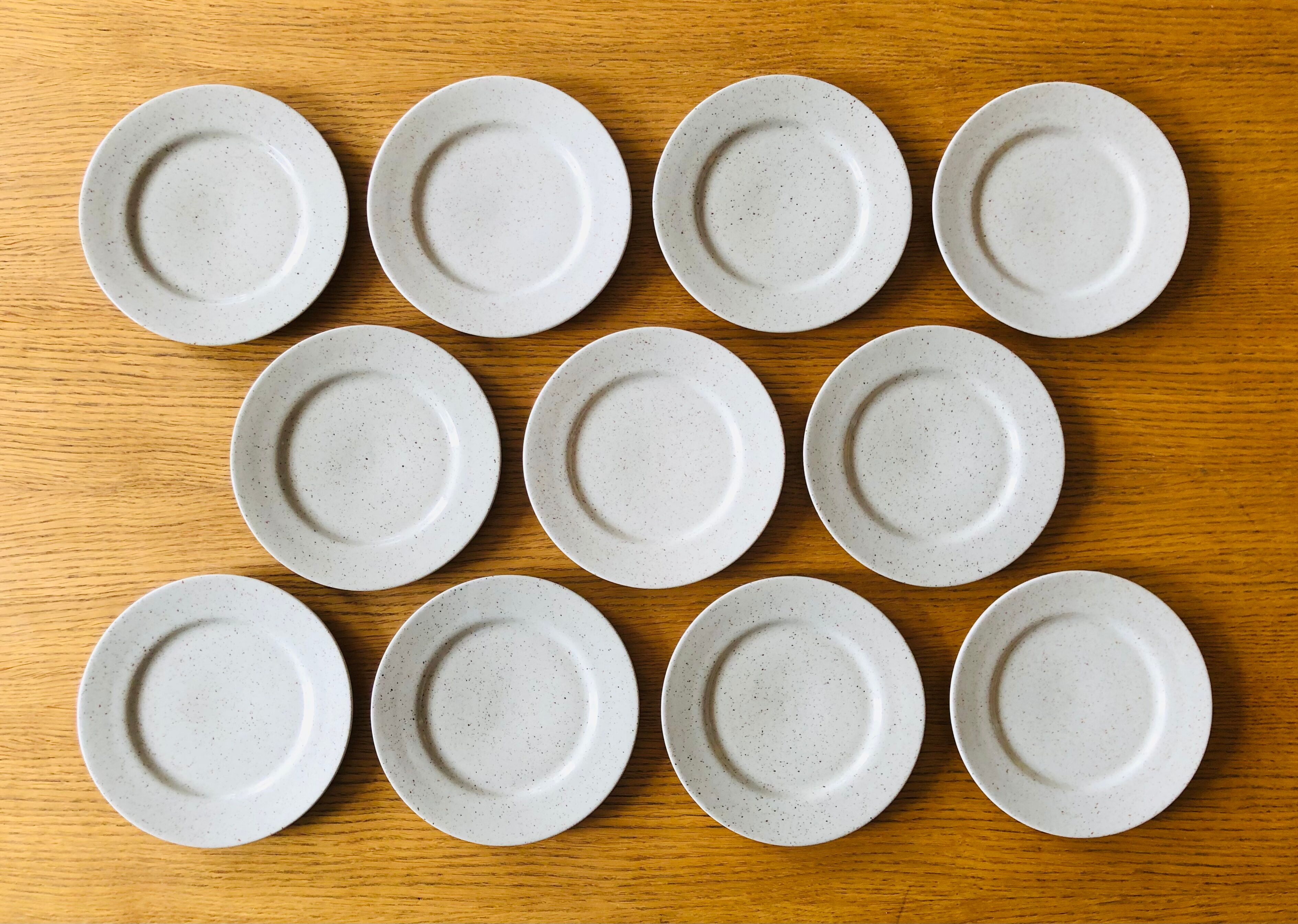 11 Assiettes à dessert en grès moucheté vintage