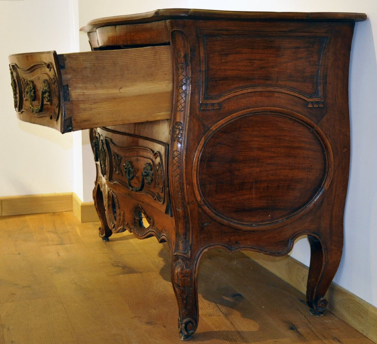 Provençal chest of drawers in solid walnut from Nîmes, Louis XV period