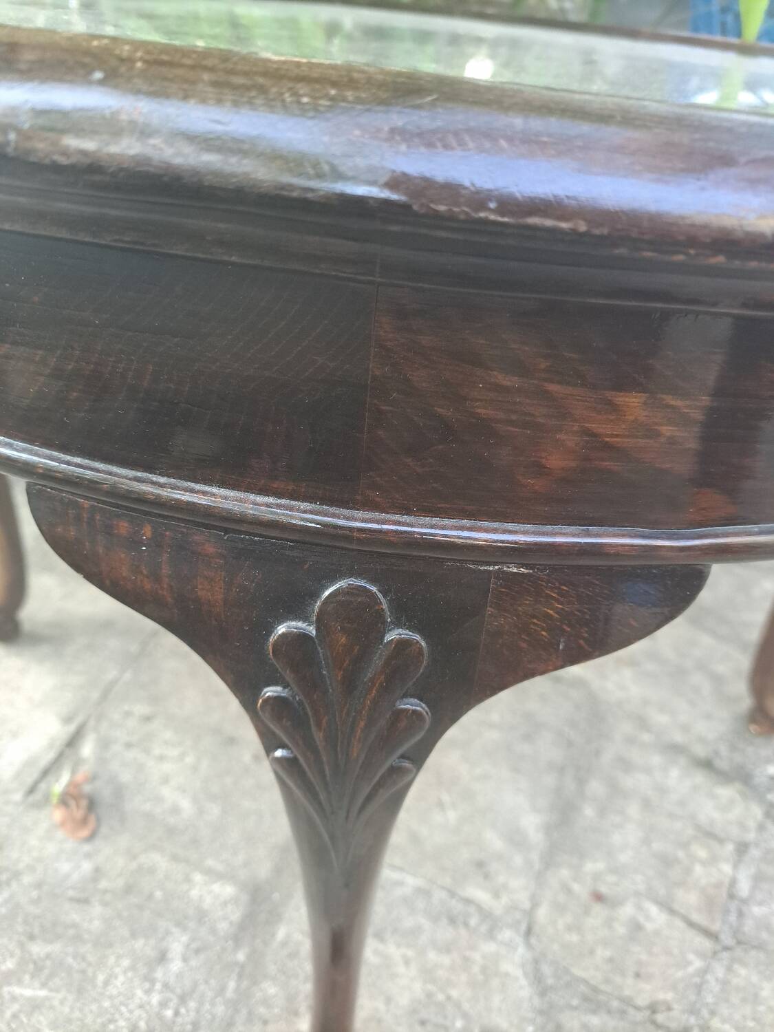 Low pedestal table