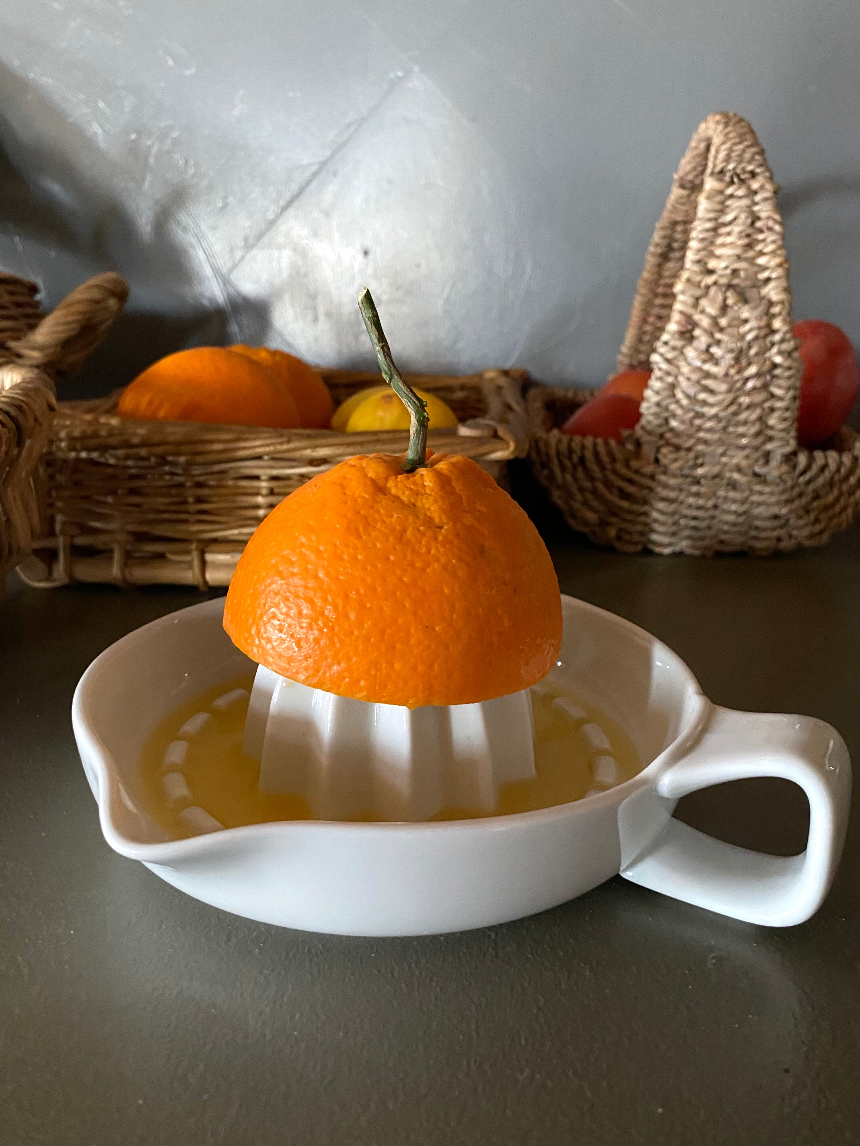 Citrus press with handle, earthenware spouts