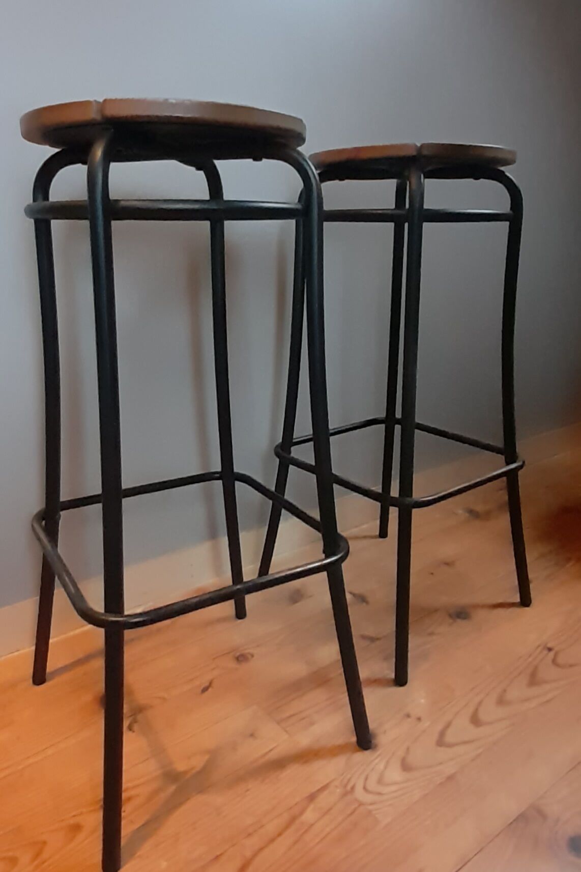 Paire de tabourets hauts Agne Stool assise bois massif et pieds acier