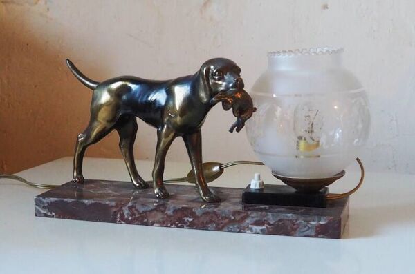 Lampe de table Art déco chien de chasse sur socle en marbre