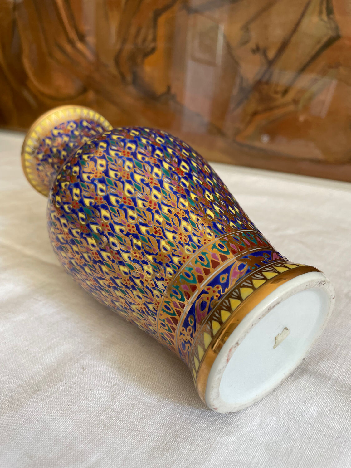 Graphic vase ornament and gilding