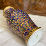 Graphic vase ornament and gilding