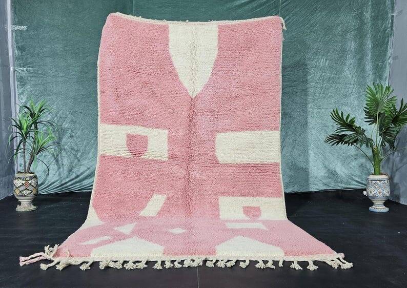 Beni Mrirt rug, handmade in traditional style, size 140 x 260 cm.