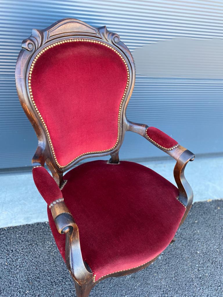 Fauteuil voltaire en velours rouge