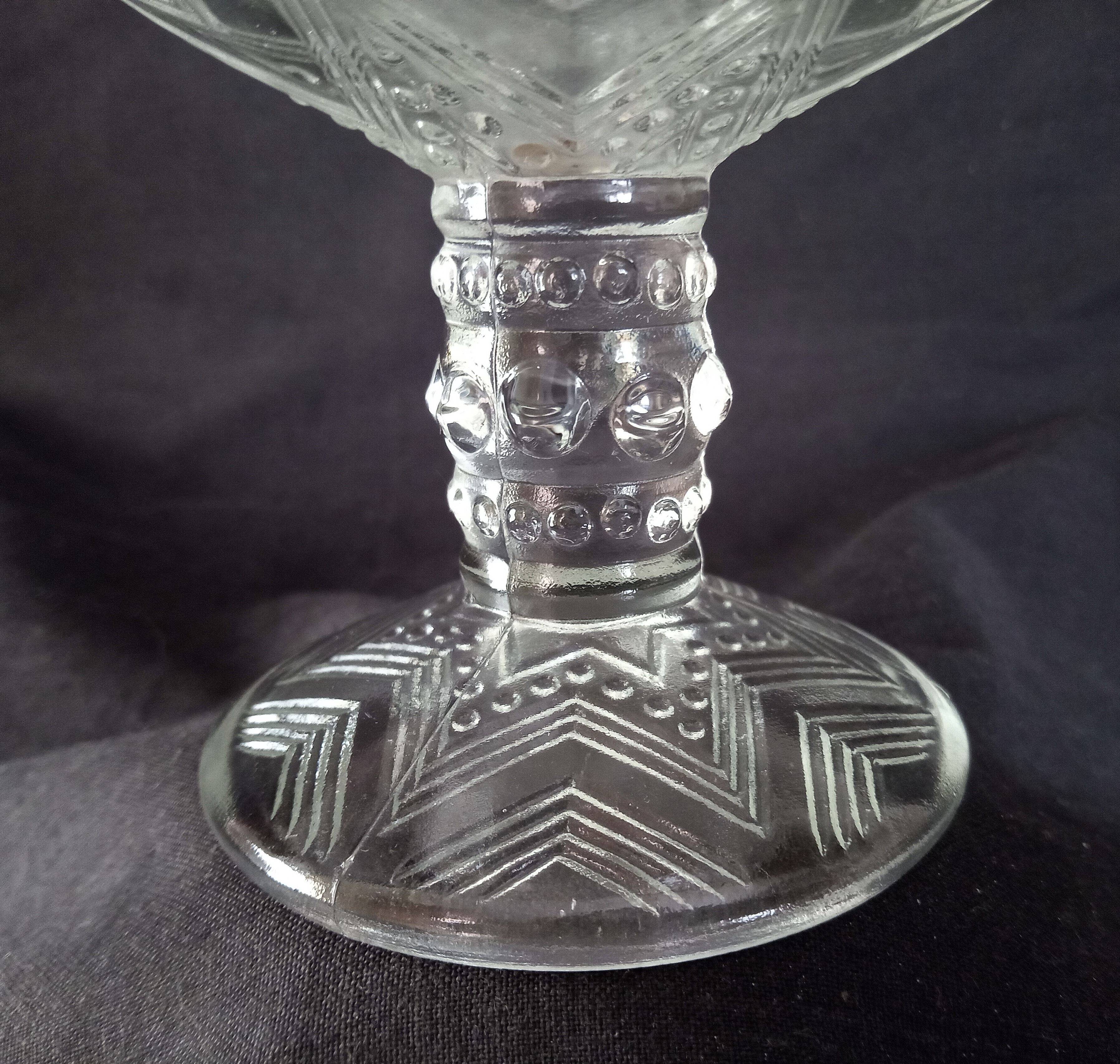 Candy box on foot in cut crystal with Art Deco geometric patterns