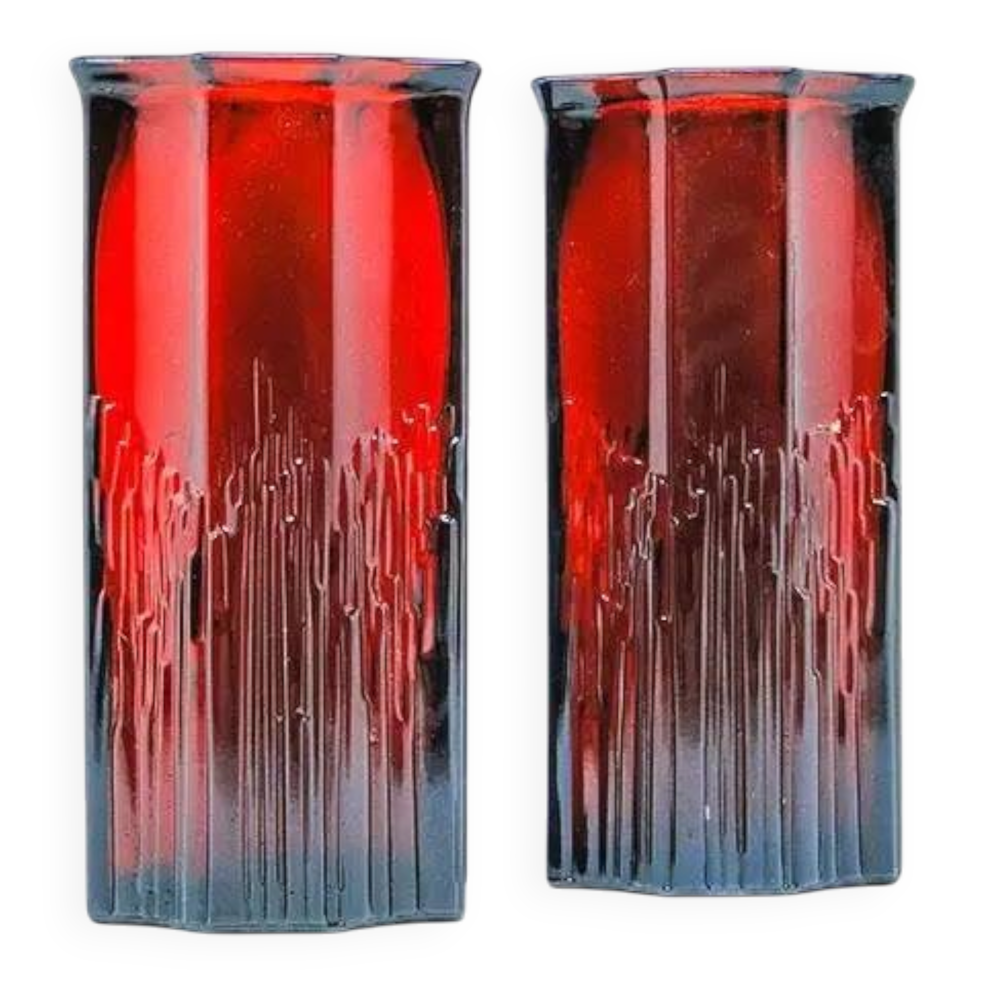 Paire de vases modernistes, en verre rouge, France, années 1980.