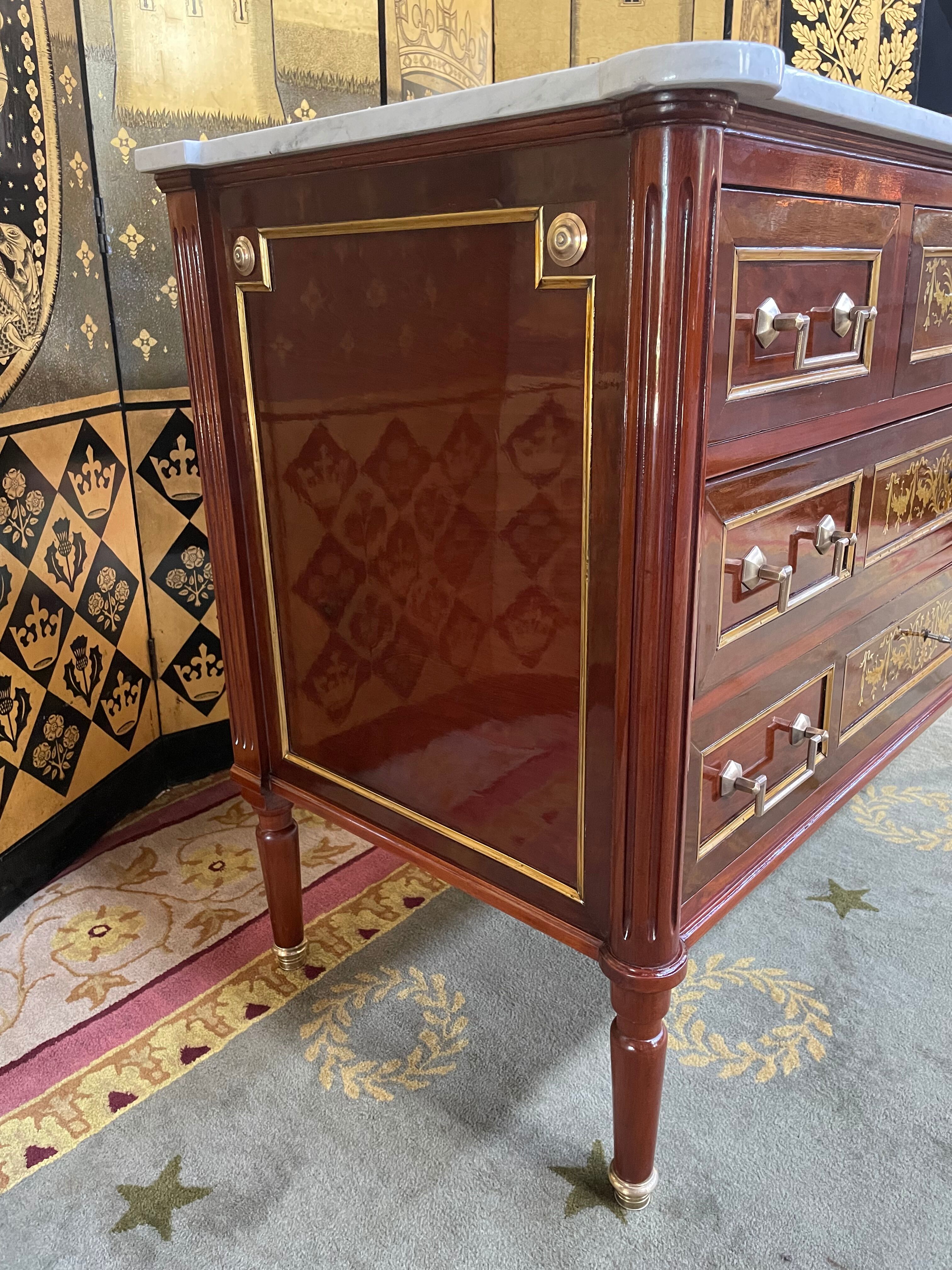 Louis XVI style chest of drawers in mahogany and amaranth