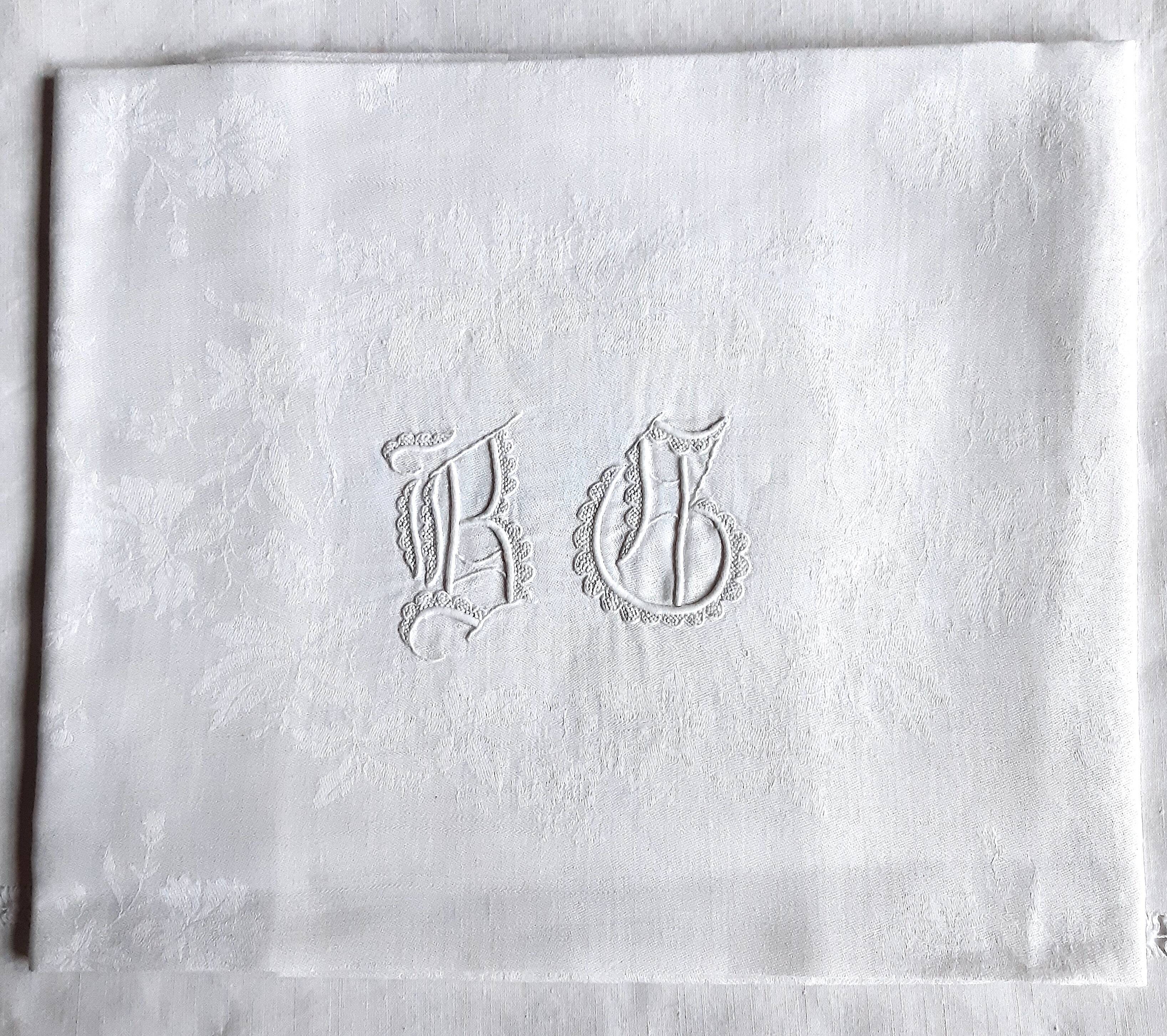 Nappe d'appoint damassée monogrammée "bg" 87 x 74 cm