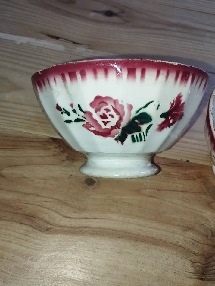 Bowls Faïencerie de Sarreguemines with rose decoration (the two red ones)