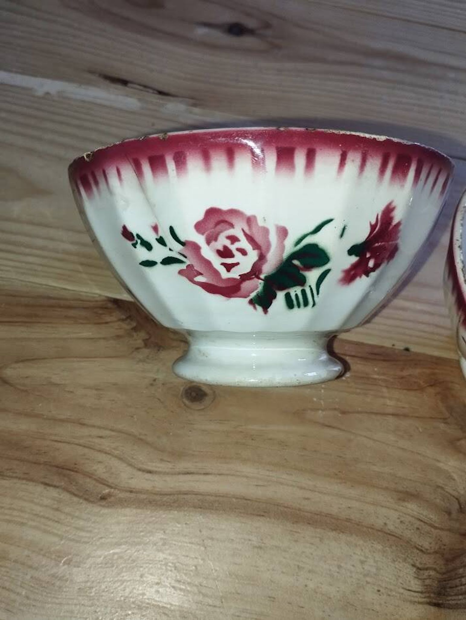 Bowls Faïencerie de Sarreguemines with rose decoration (the two red ones)