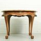 Table basse de style baroque, milieu du siècle, avec pieds en griffe, plateau festonné en bois de burl