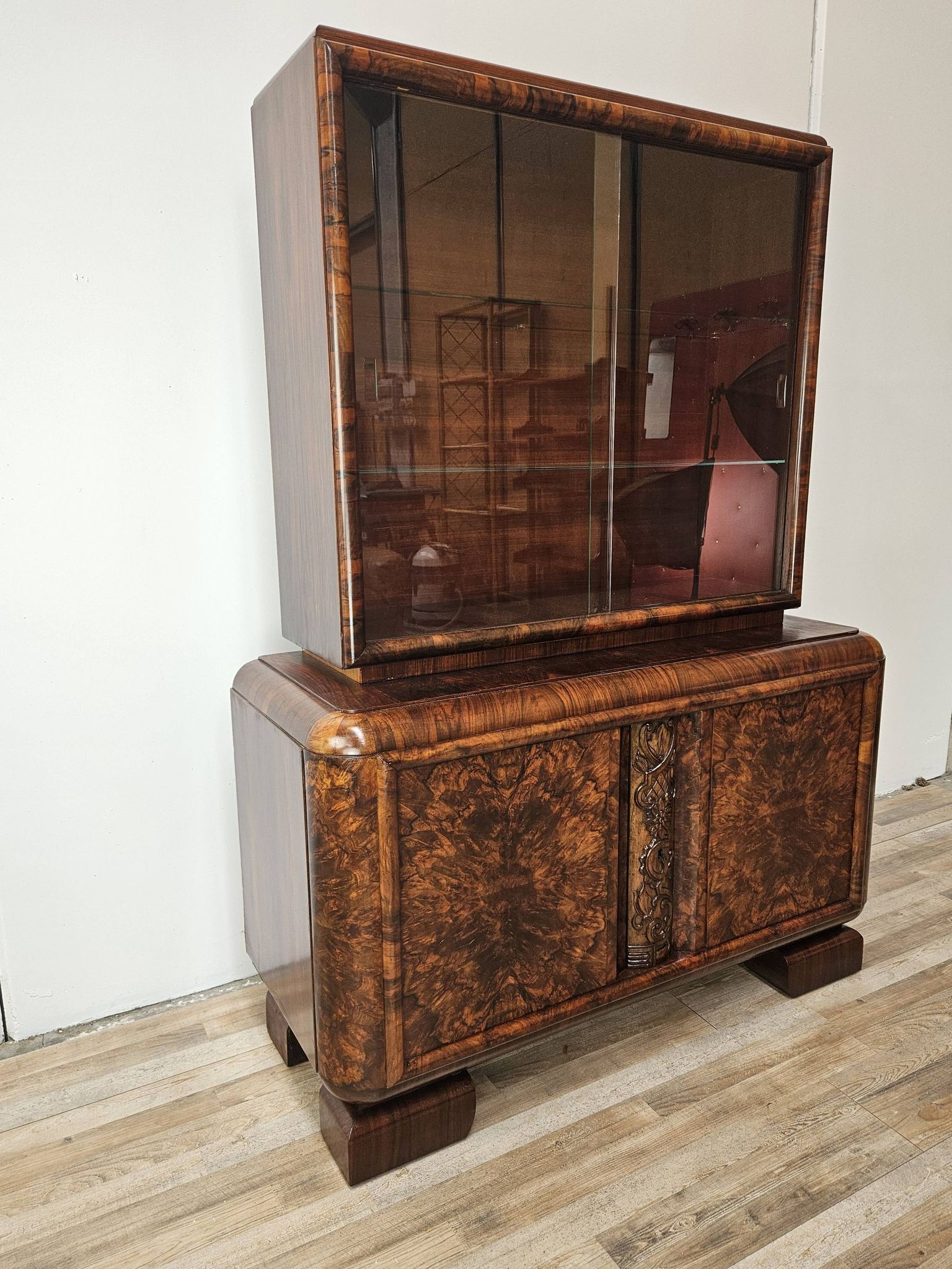 Vitrine Art Déco des années 1930 en noyer et racine de noyer