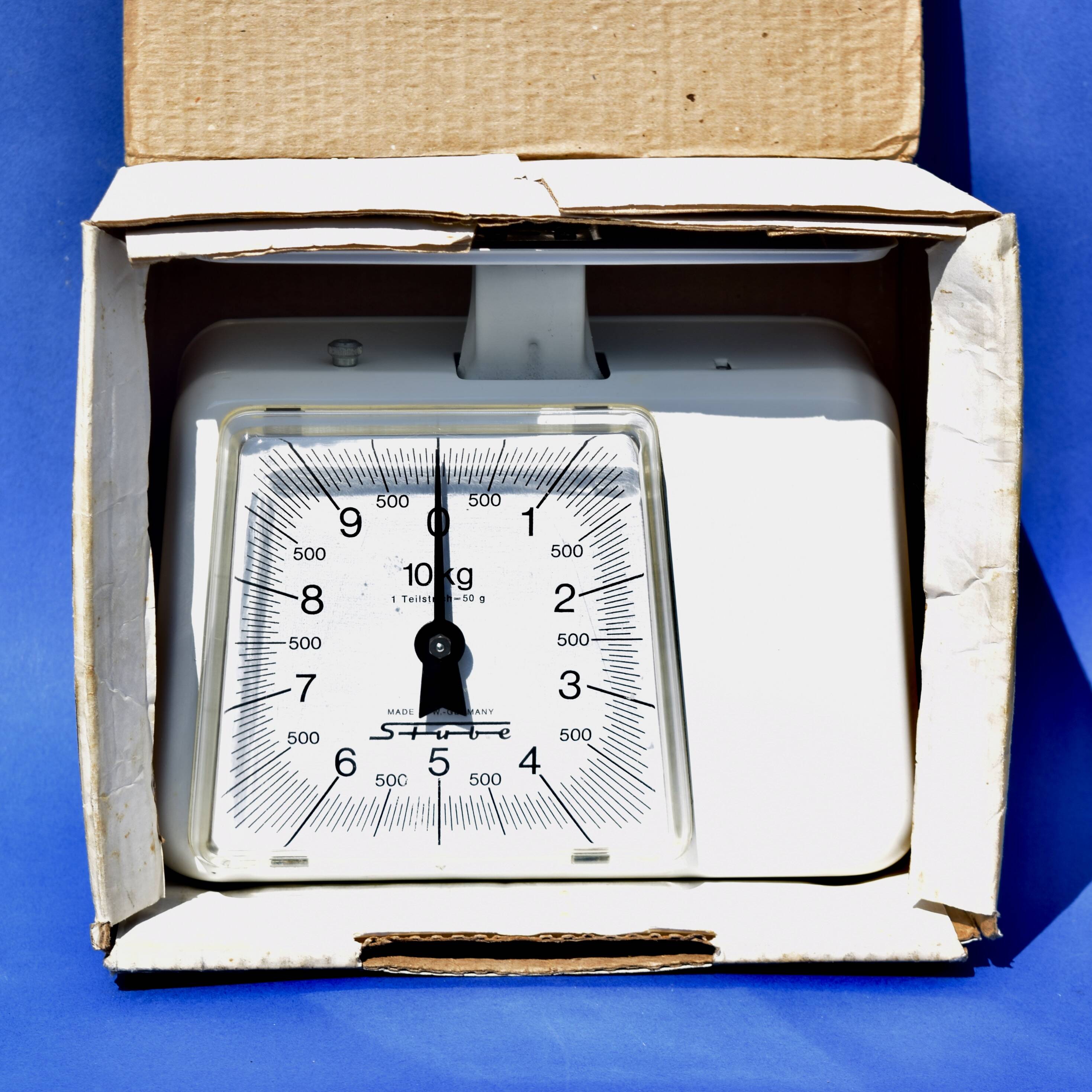 Stube - household scale in white enameled metal - force 10 - model 7000 in its box - 1960.