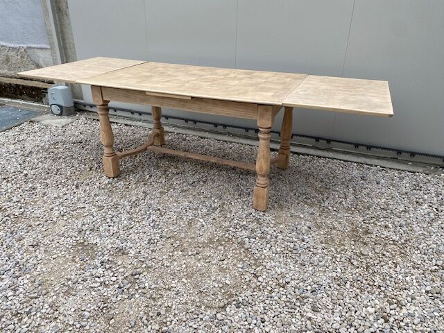 Extendable stripped farm table