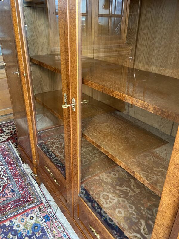 Bibliothèque vitrine style Néo classique 1930 ronce de noyer et bronze