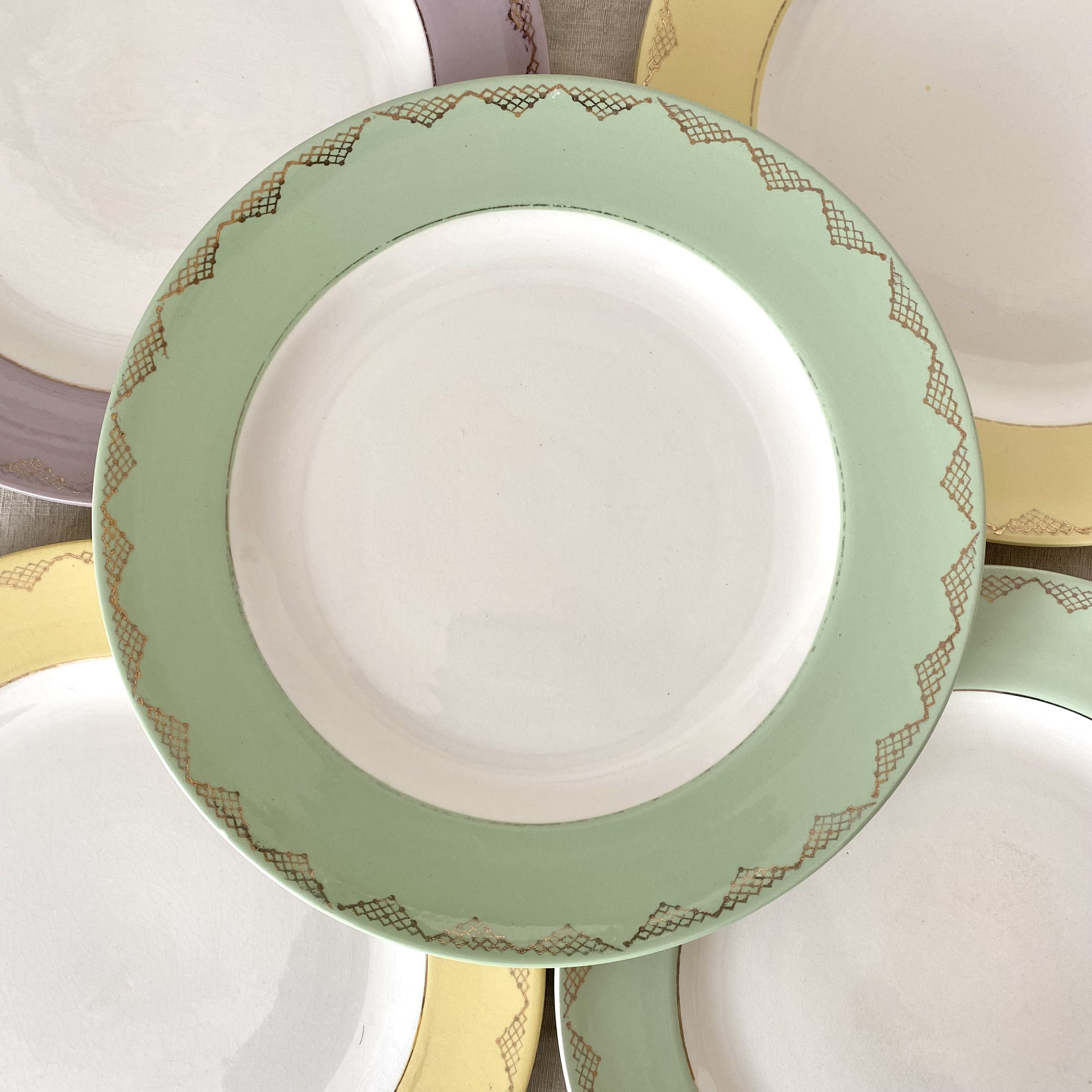 Assiettes plates l'amandinoise couleurs pastel, années 60