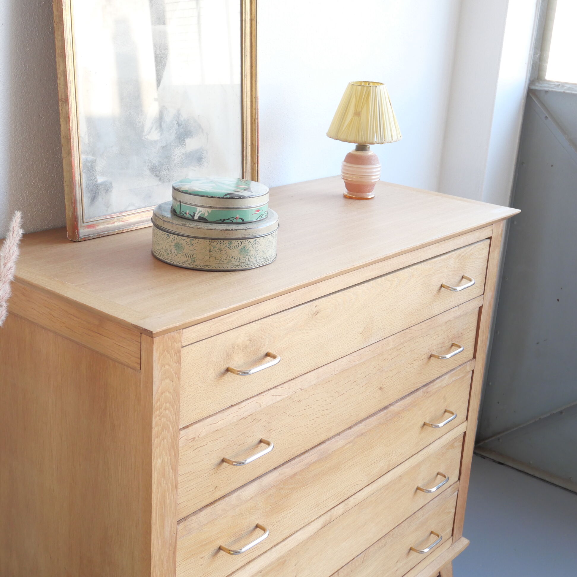 Oak chest of drawers