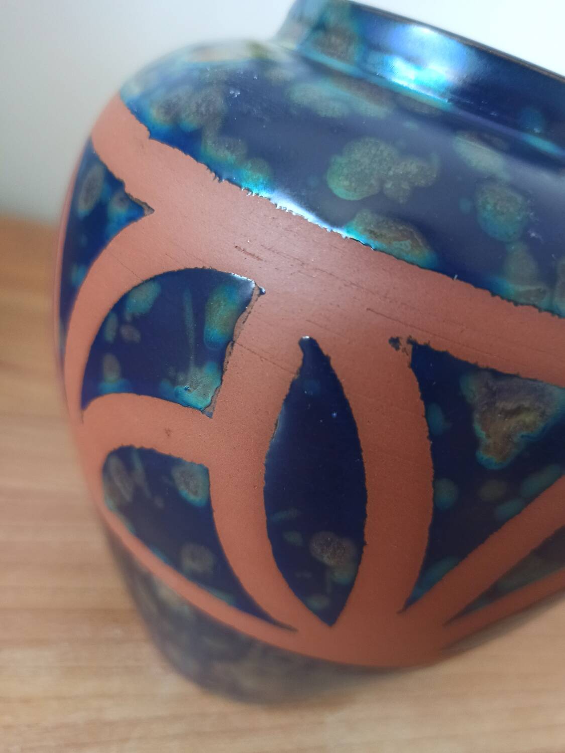 Hand-turned stoneware vase – Iridescent glaze