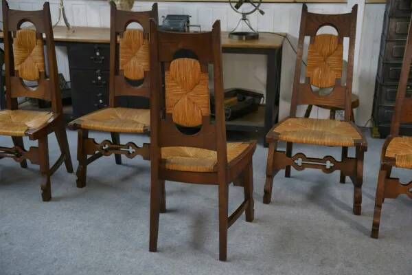 8 chaises en chêne rustique alliant lignes modernes et artisanat breton par un élève de Joseph Savina 1950’s