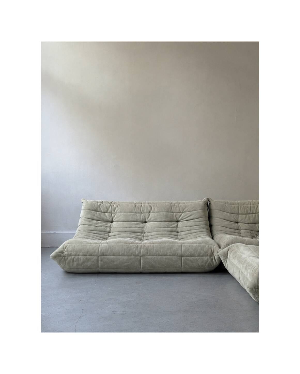 Canapé modulable Togo en velours grege par Ducaroy, Maison Ligne Roset