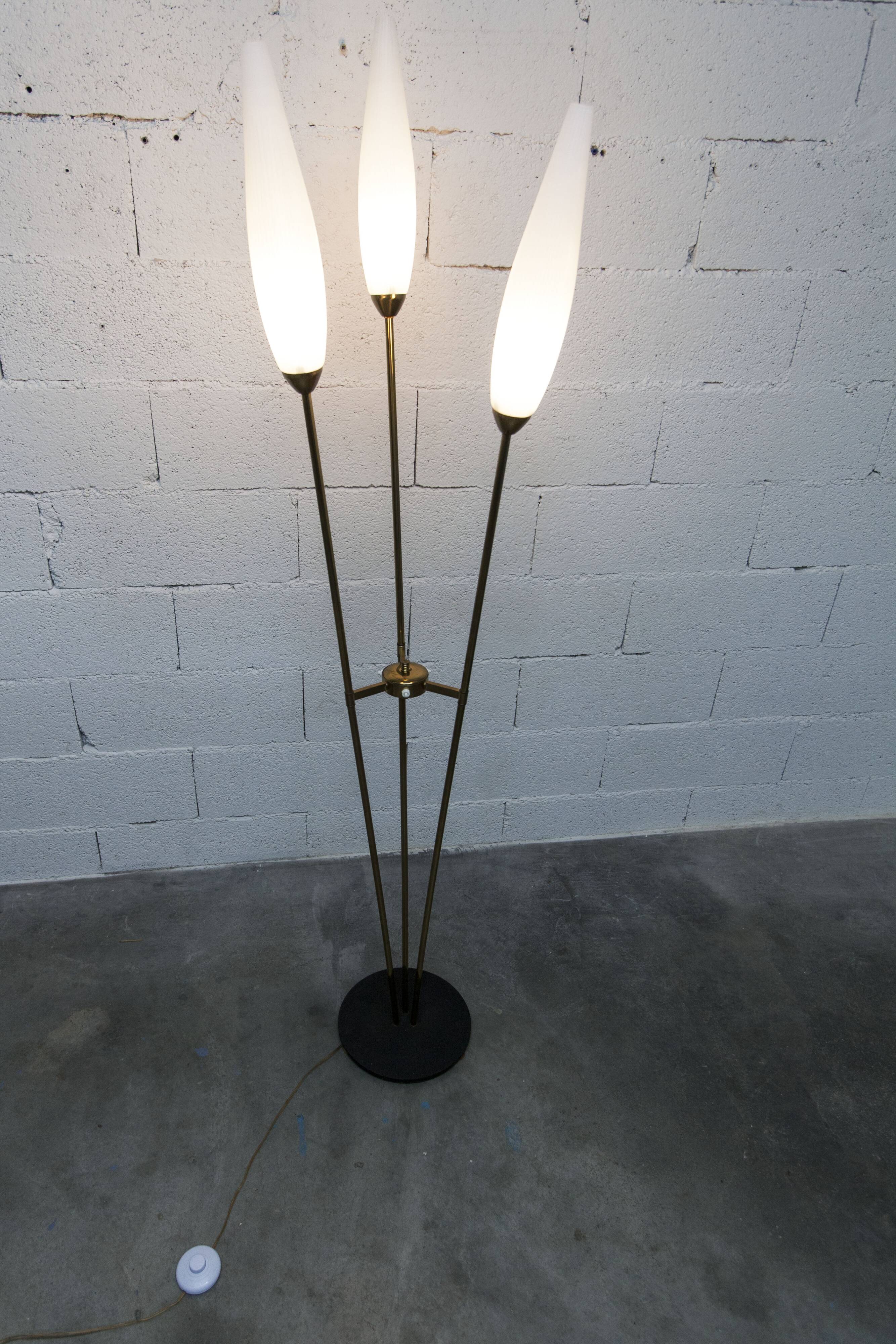 Lampadaire à 3 branches de 1960 laiton doré, fonte et opalines