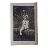 Garçon en marin assis sur le tronc d’un arbre, 1922, France