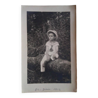 Garçon en marin assis sur le tronc d’un arbre, 1922, France