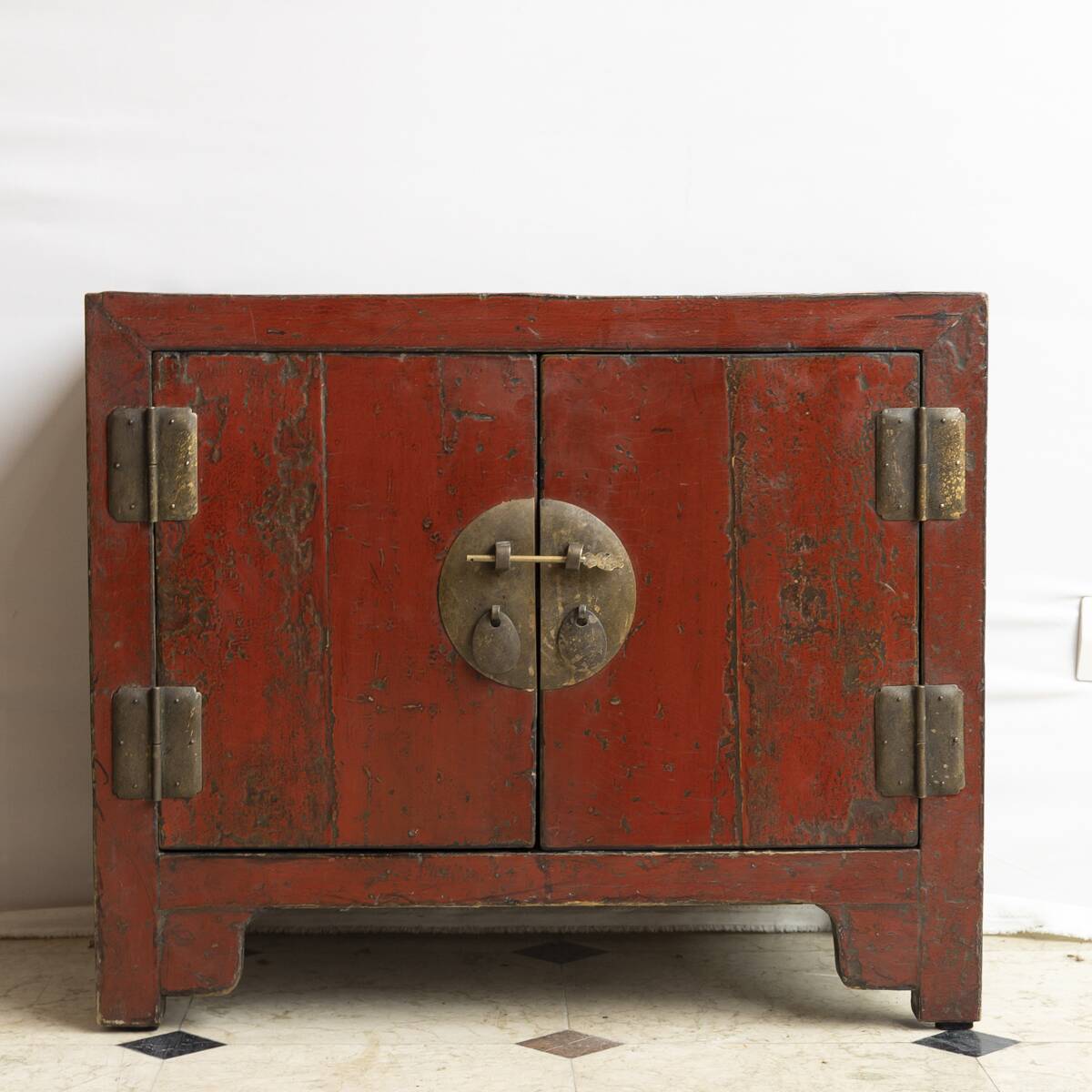 Petit cabinet en orme laqué rouge