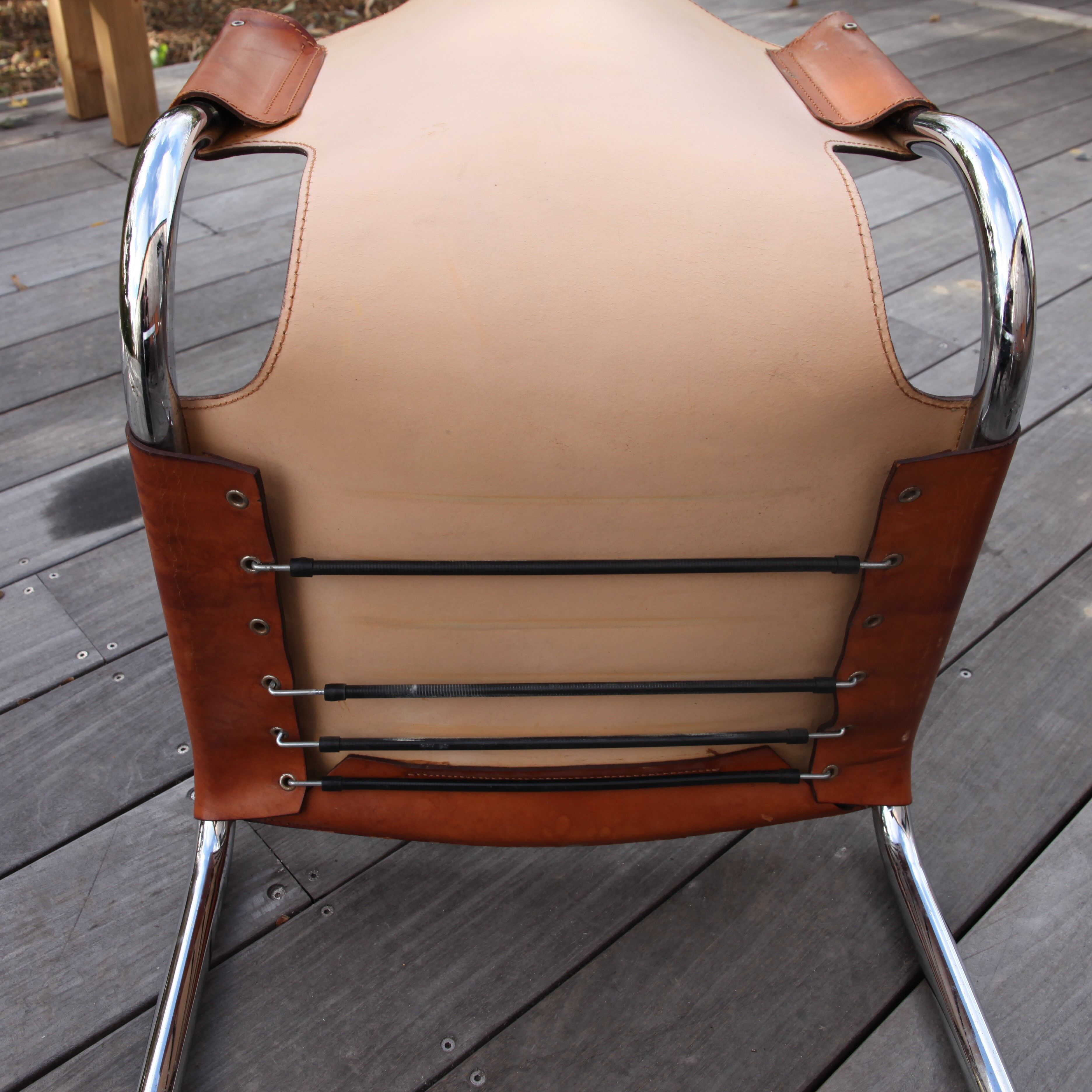 Suite de 4 chaises modèle 920 en chrome et cuir par Carlo Bartoli