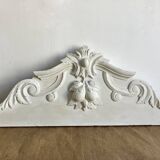 Ancien fronton, bois sculpté
