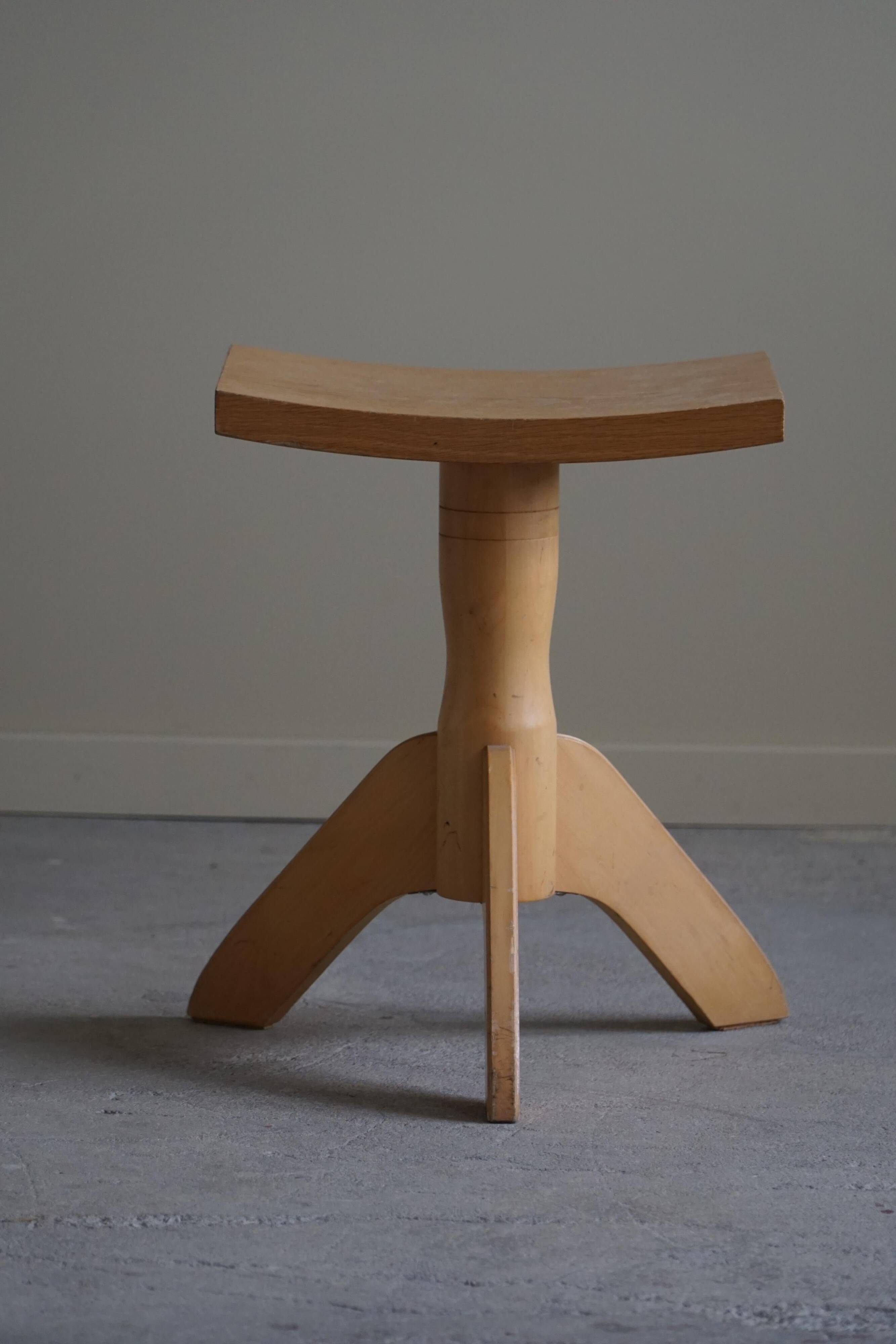 Swivelling tripod stool in elm, mid-century Danish design, 1970s.