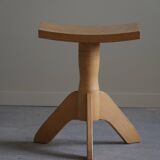 Swivelling tripod stool in elm, mid-century Danish design, 1970s.