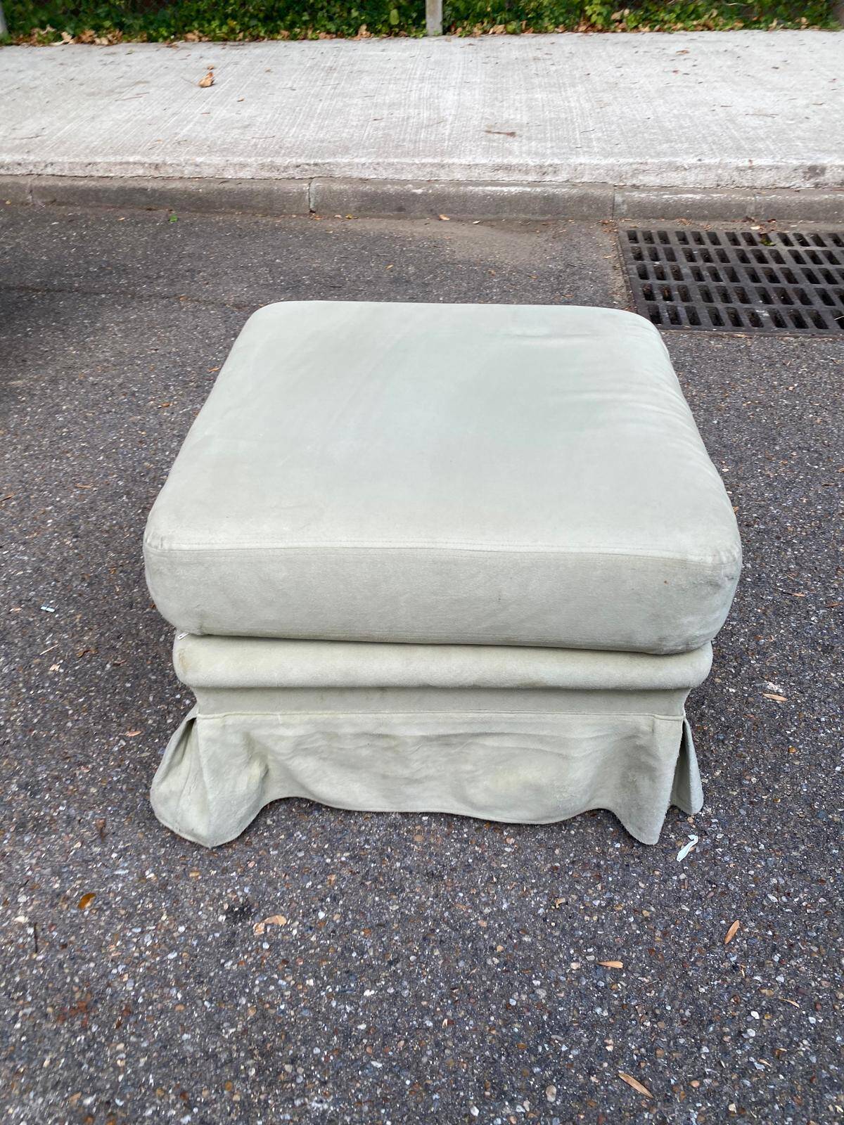 Pouf repose-pieds DUVIVIER vert d'eau grand modèle juponné 1990