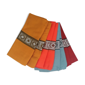 Huit serviettes de table vintage