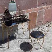 Coiffeuse et chaise en métal doré et opaline.
