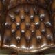 Fauteuil Chesterfield vintage en cuir vieilli