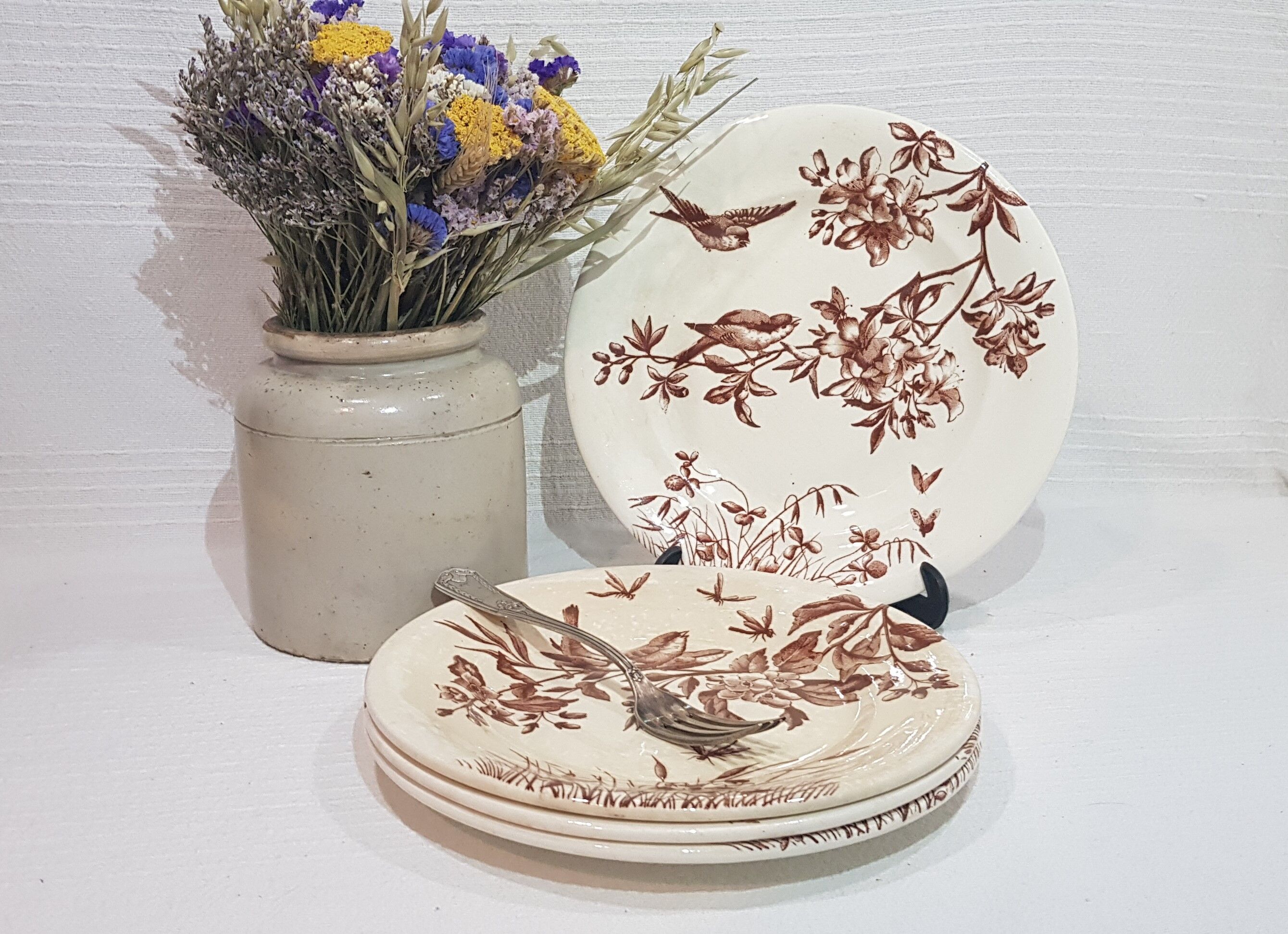 Set of 4 flat plates in Clairfontaine earthenware model Flowers, iron earth