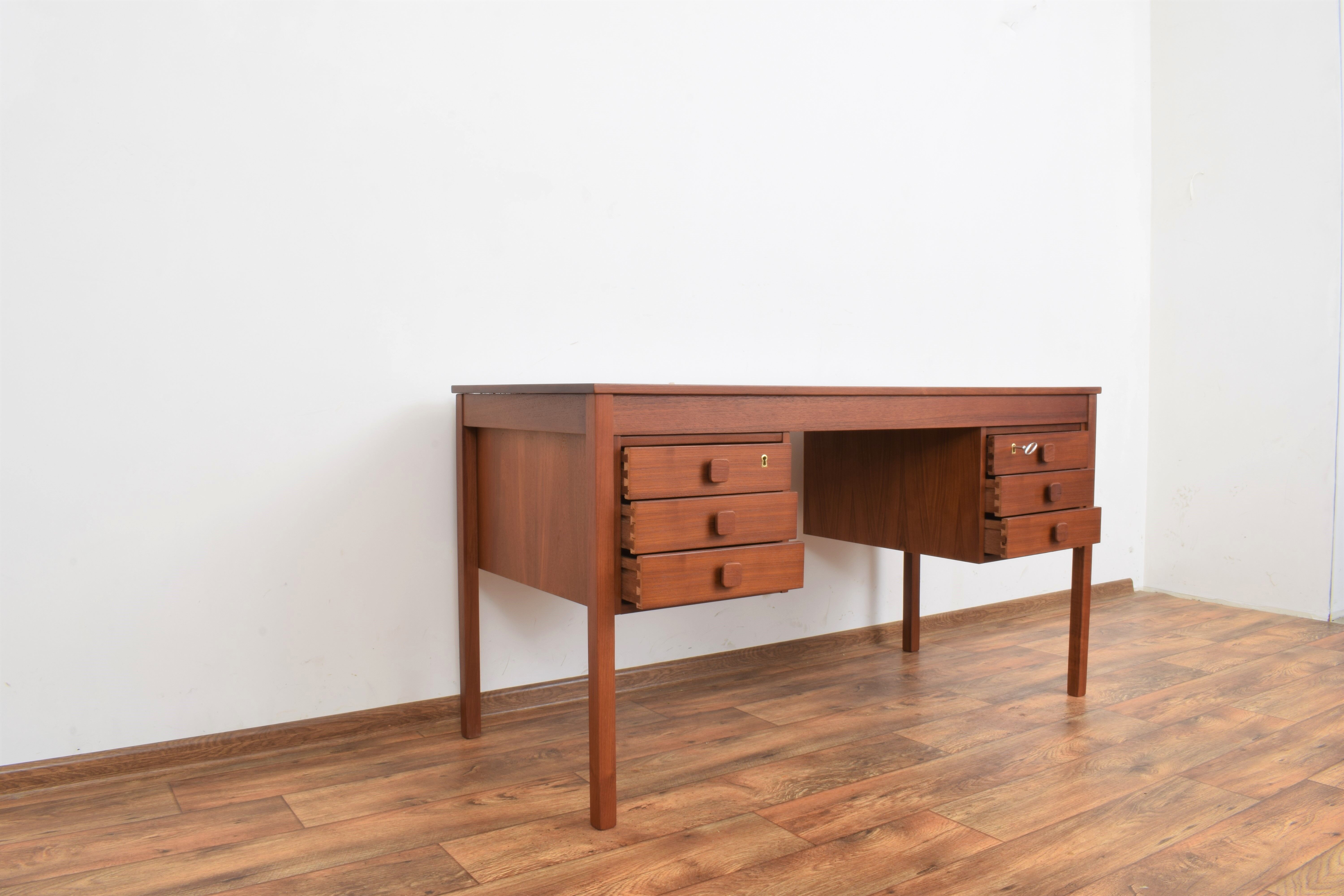 Bureau en teck danois du milieu du siècle de Domino Møbler, années 1960.