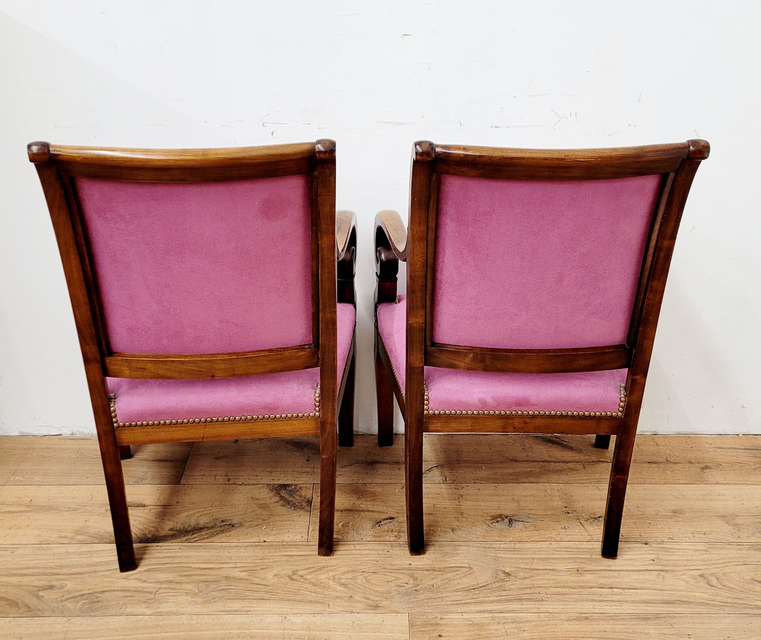 Deux fauteuils à crosse en bois